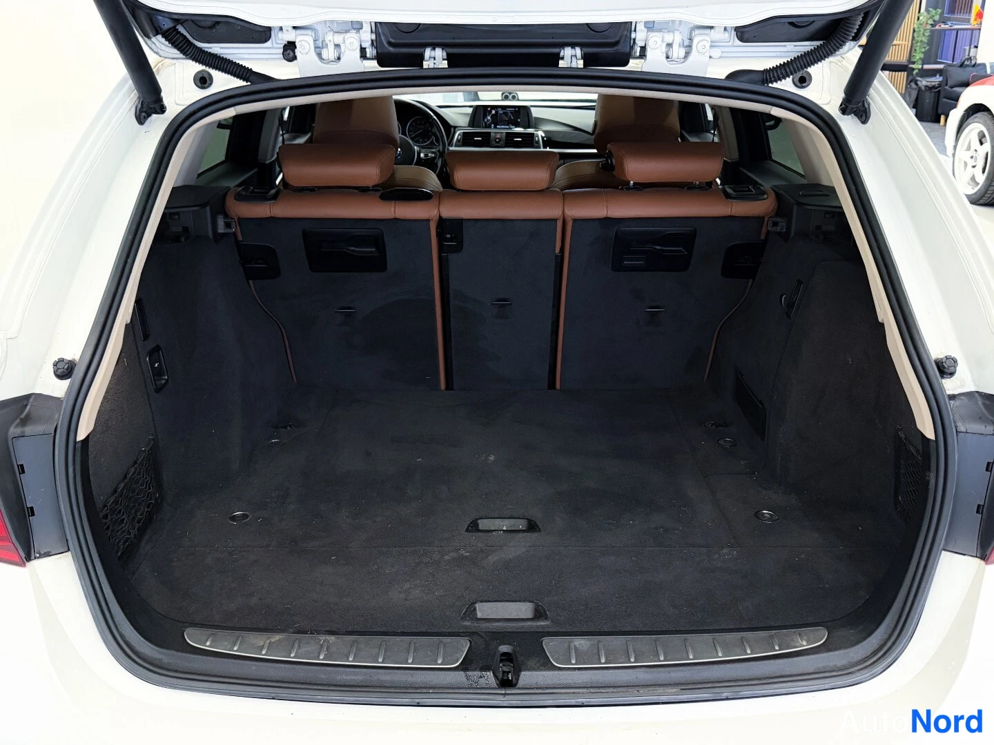 Valkoinen BMW 320i xDrive 2016, tavaratila, kuva 14