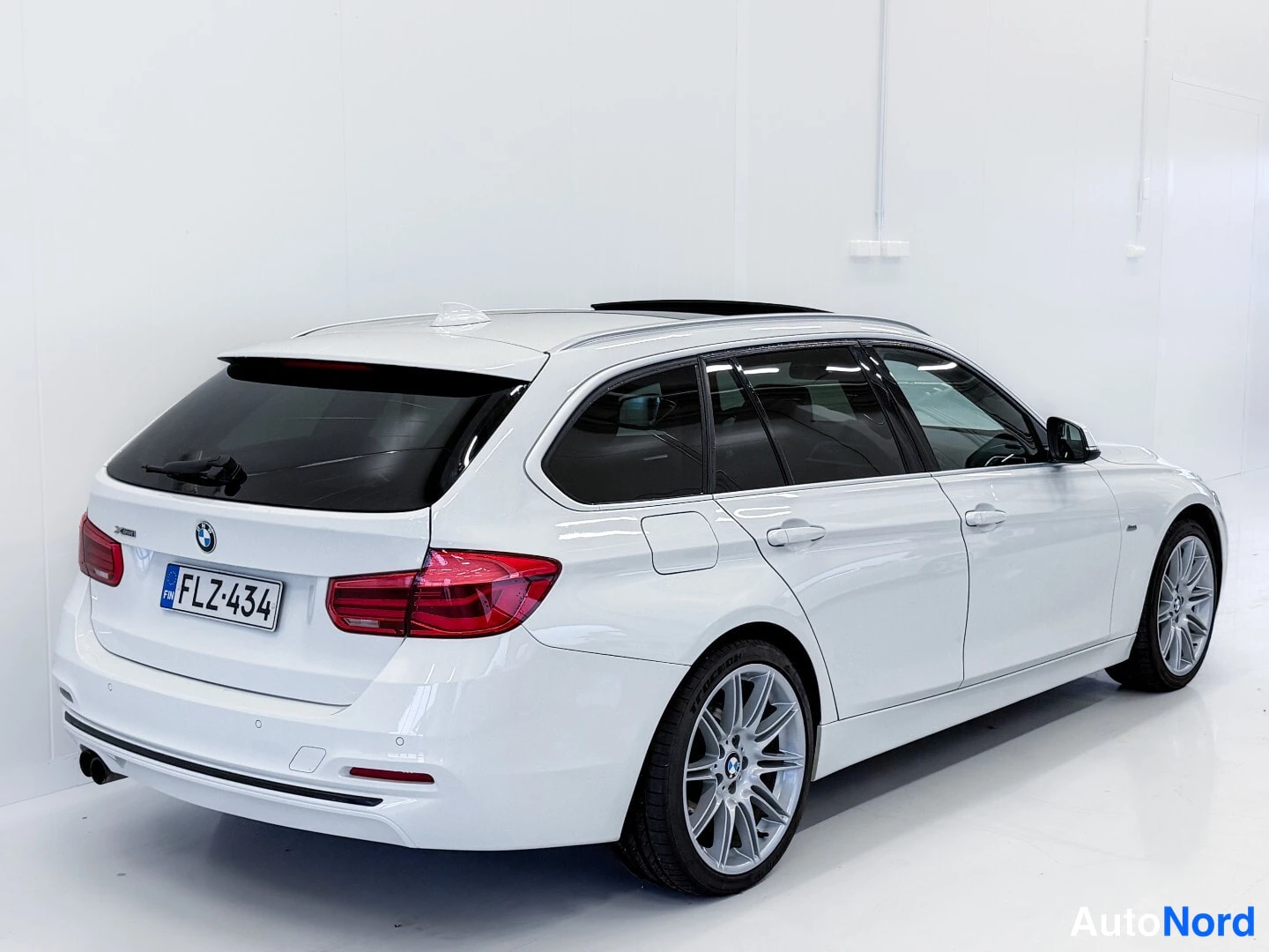 Valkoinen BMW 320i xDrive 2016, takaviisto, kuva 5
