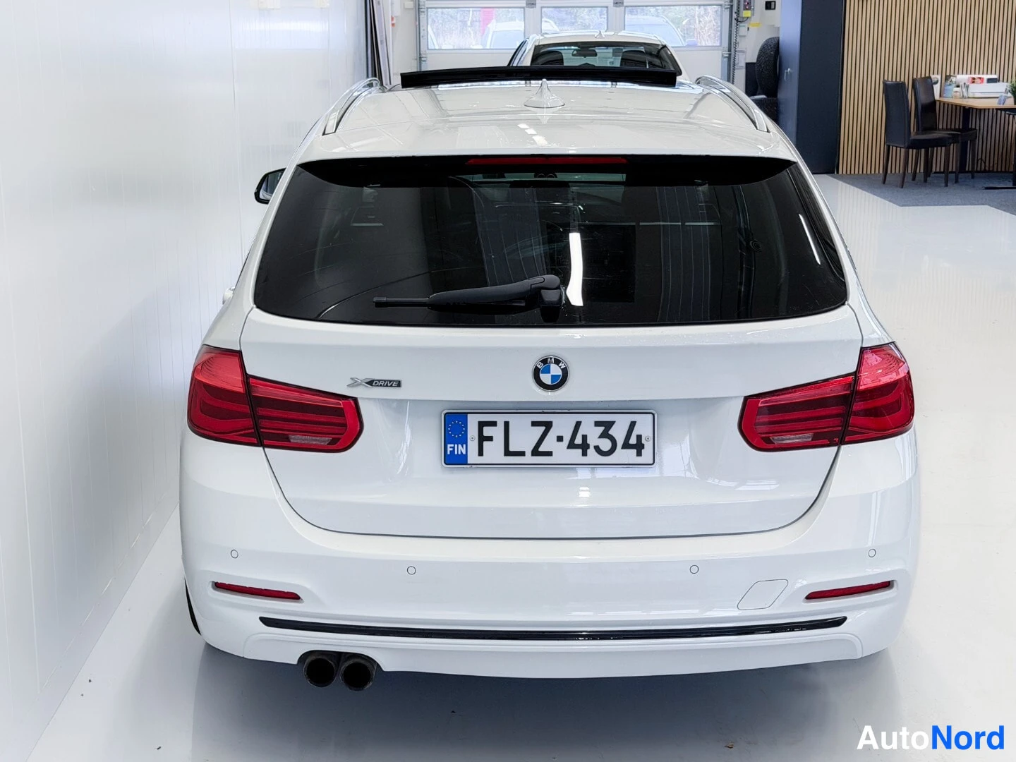 Valkoinen BMW 320i xDrive 2016, takaa, kuva 6