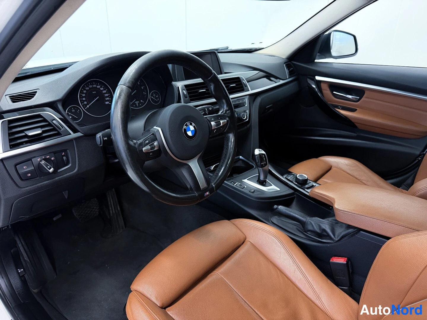 Valkoinen BMW 320i xDrive 2016, ohjaamo, kuva 7