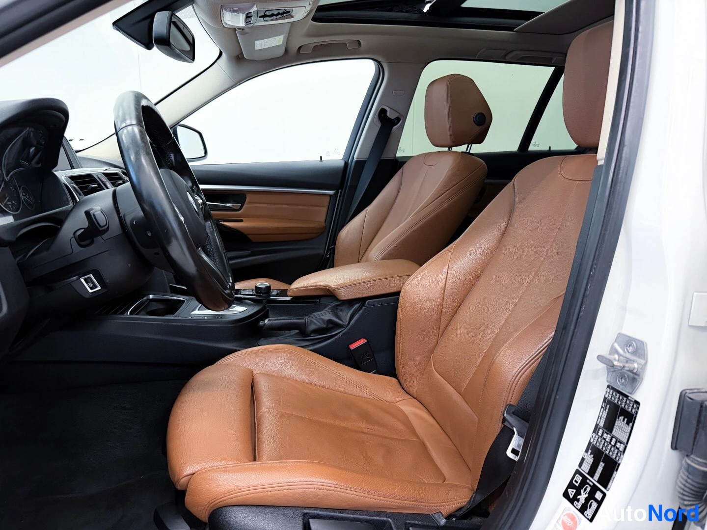 Valkoinen BMW 320i xDrive 2016, ohjaamo, kuva 8