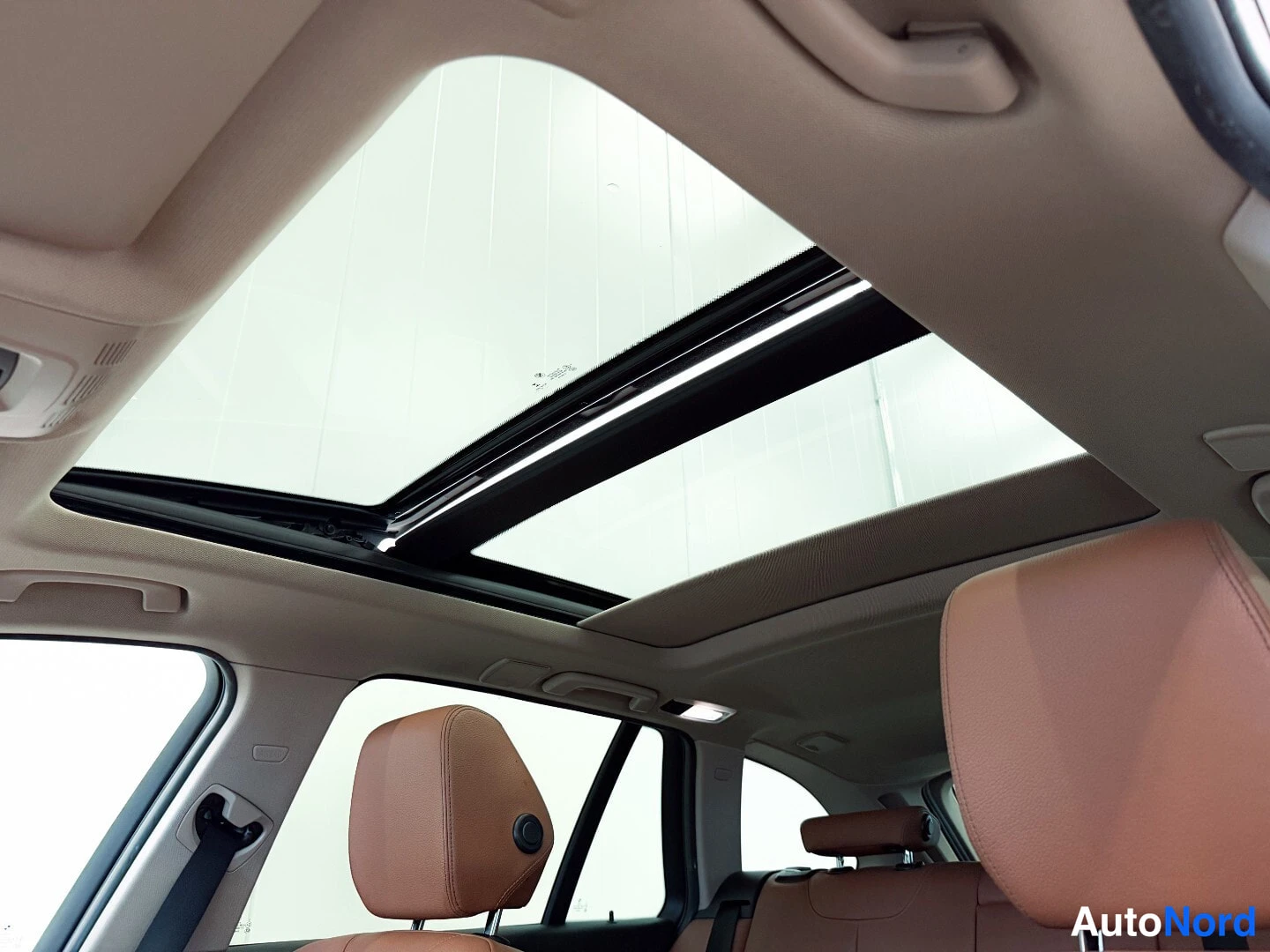 Valkoinen BMW 320i xDrive 2016, ohjaamo, kuva 9