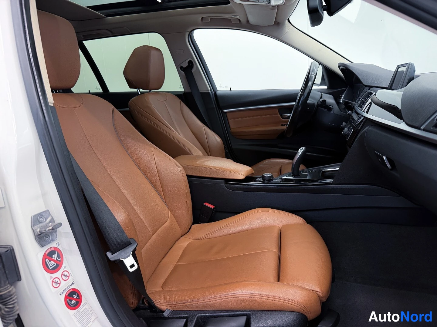 Valkoinen BMW 320i xDrive 2016, etuistuimet, kuva 11