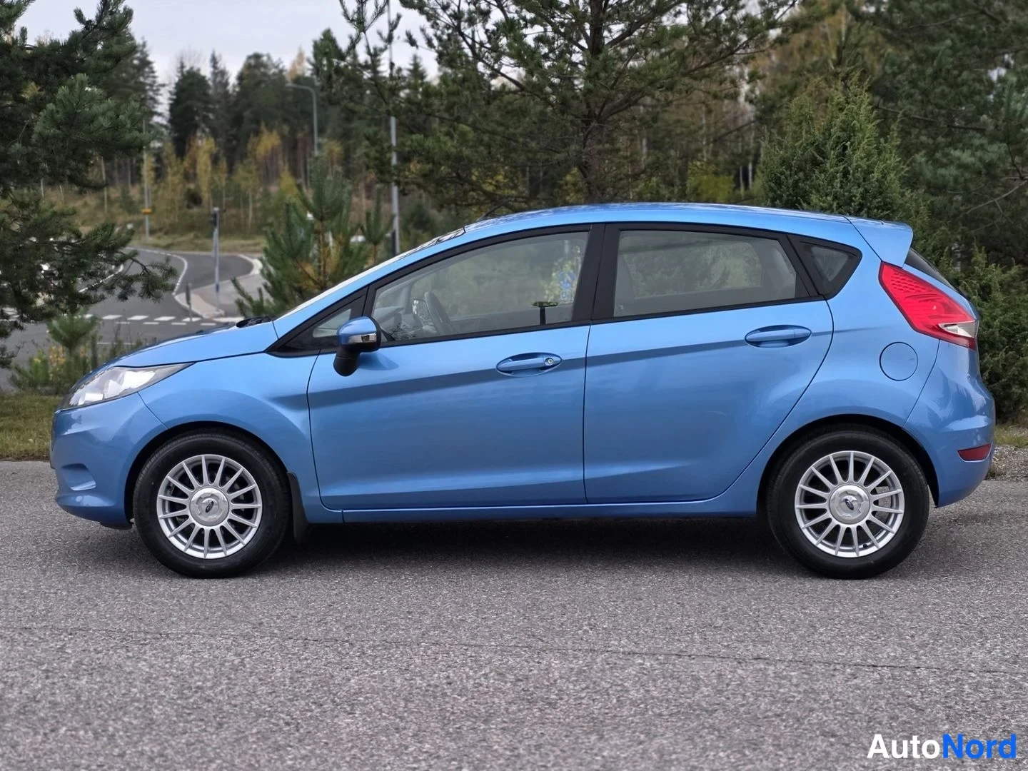 Sininen Ford Fiesta 2011, sivulta, kuva 4