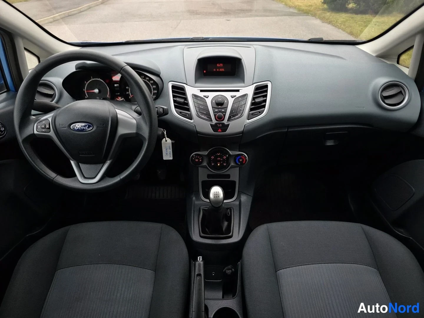 Sininen Ford Fiesta 2011, ohjaamo, kuva 11