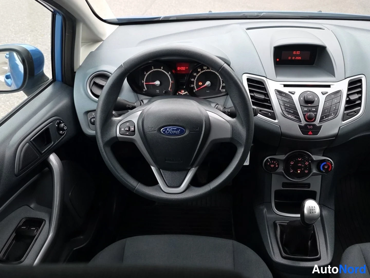 Sininen Ford Fiesta 2011, ohjaamo, kuva 12