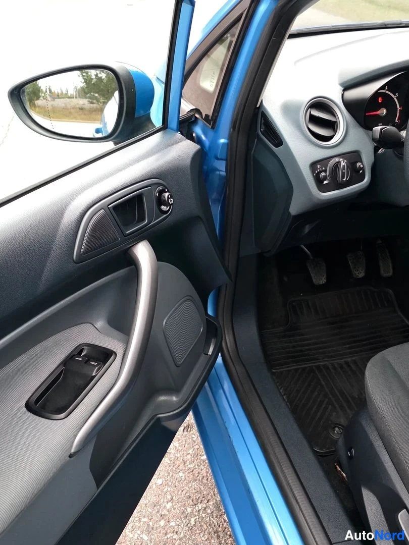 Sininen Ford Fiesta 2011, yksityiskohta, kuva 20