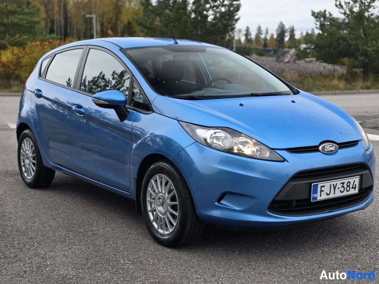 Sininen Ford Fiesta 2011, etuviisto, keula oikealle, kuva 2