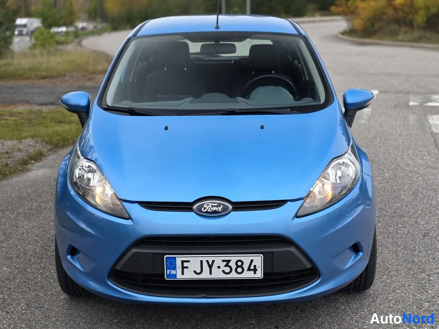 Sininen Ford Fiesta 2011, edestä, kuva 3