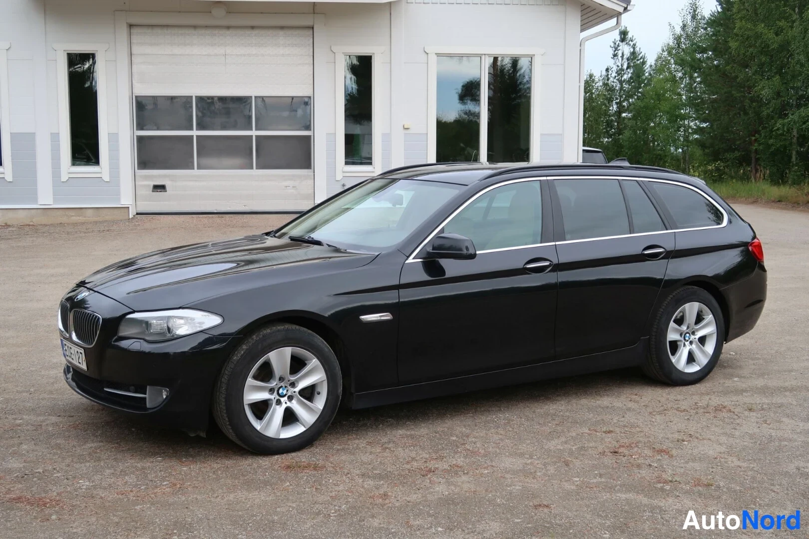 Musta BMW 520d 2012, etuviisto, keula vasemmalle, kuva 2