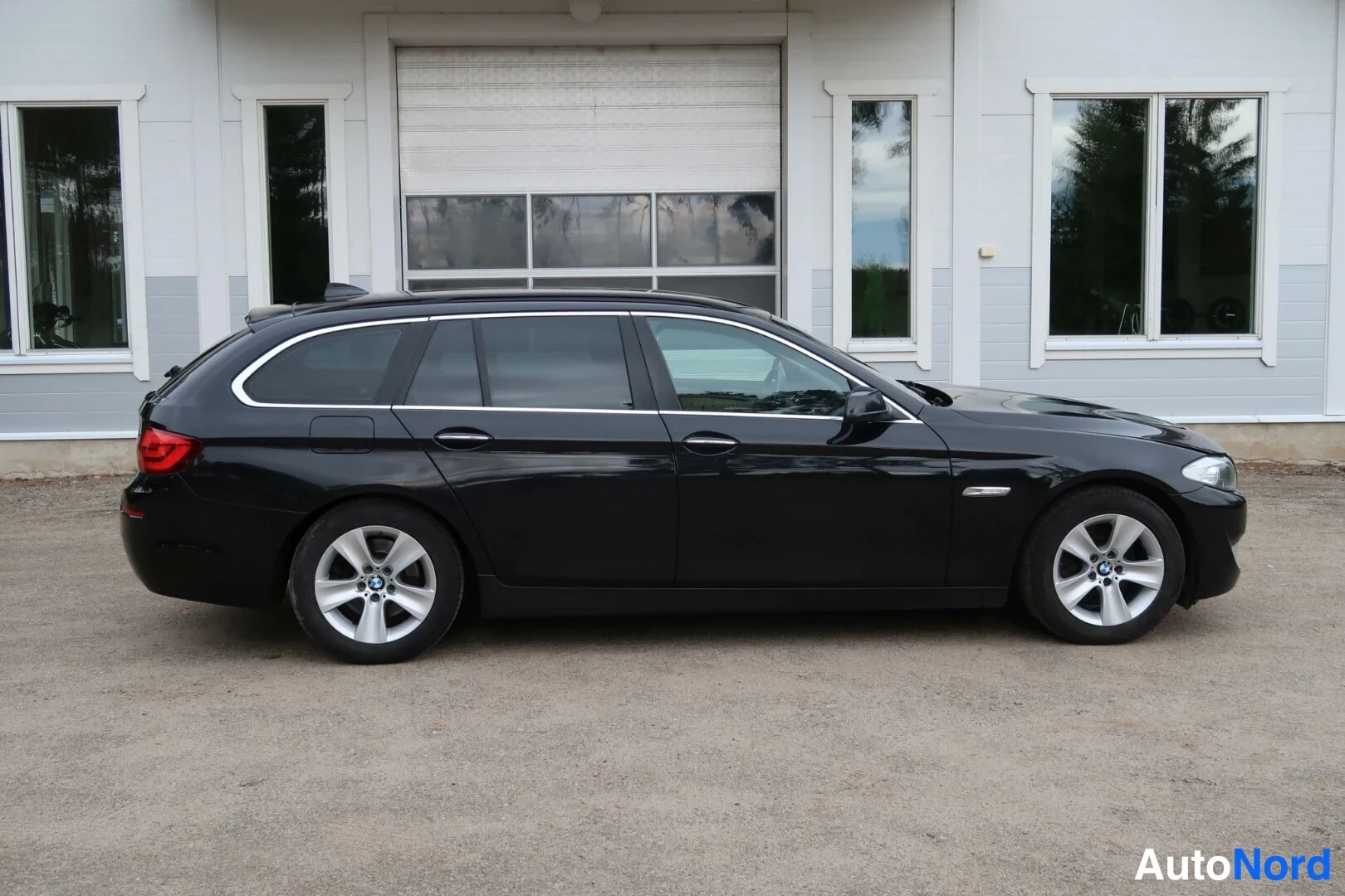 Musta BMW 520d 2012, sivulta, kuva 8
