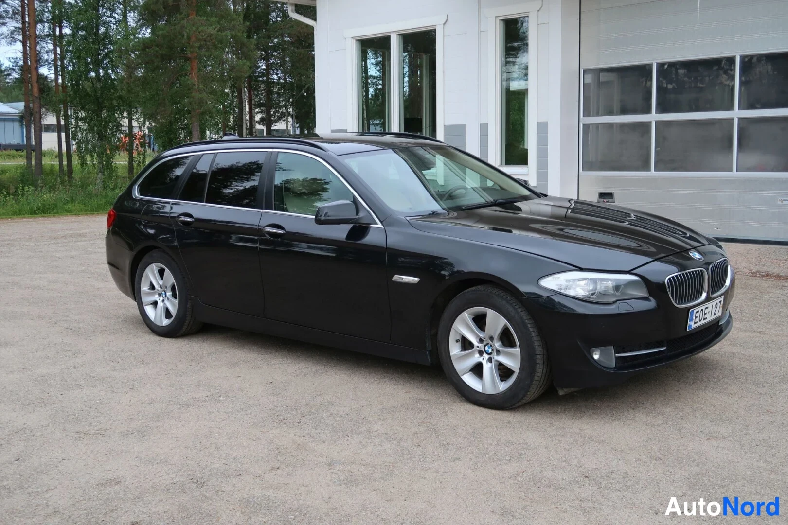 Musta BMW 520d 2012, etuviisto, keula oikealle, kuva 5