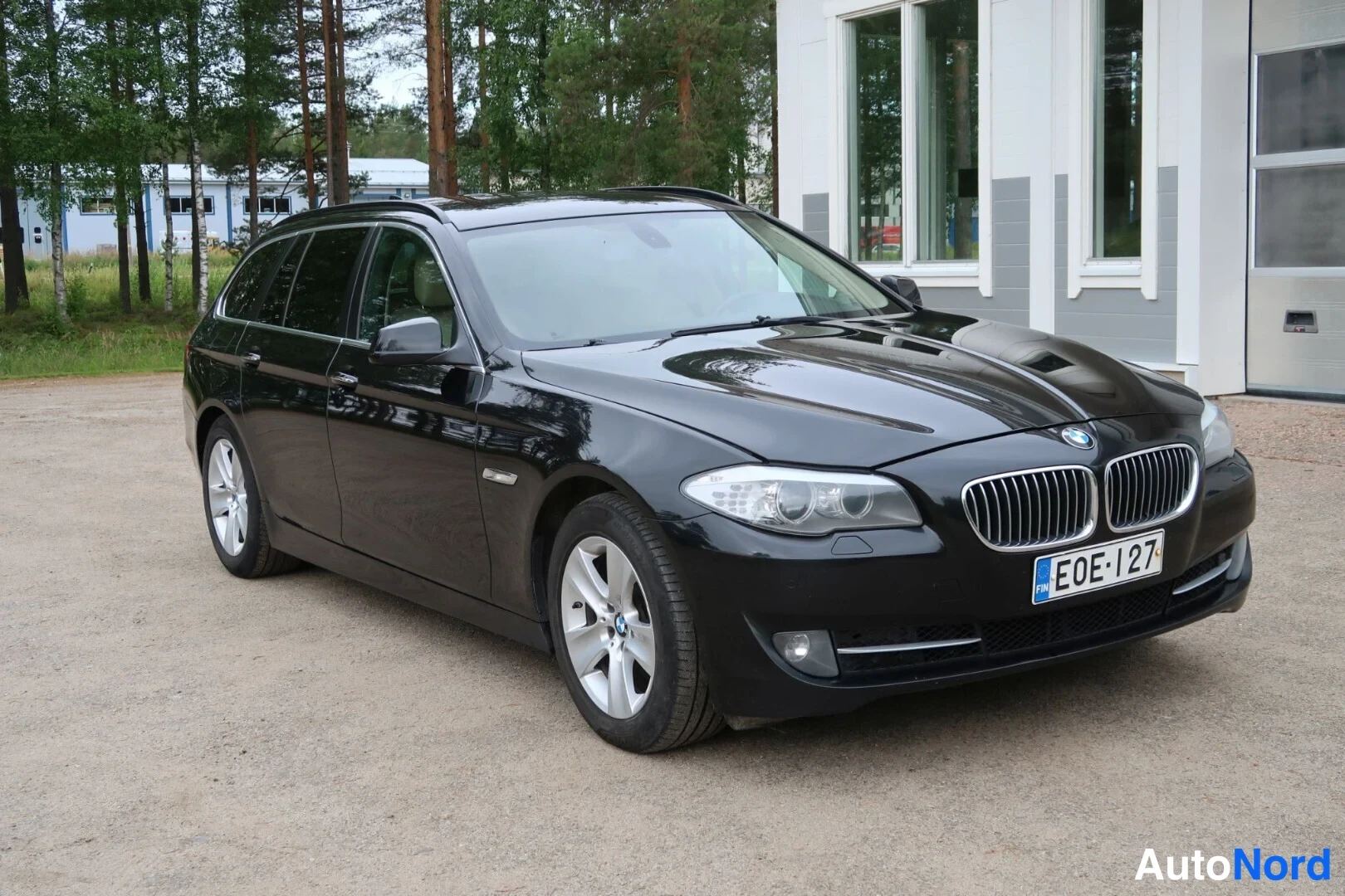 Musta BMW 520d 2012, etuviisto, keula oikealle, kuva 6