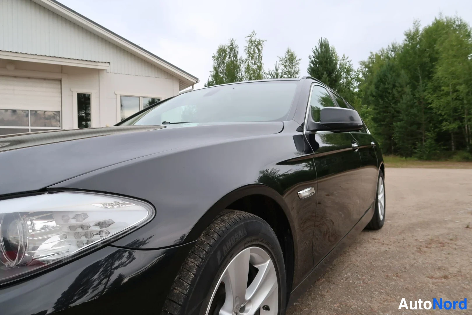 Musta BMW 520d 2012, etuviisto, keula vasemmalle, kuva 4