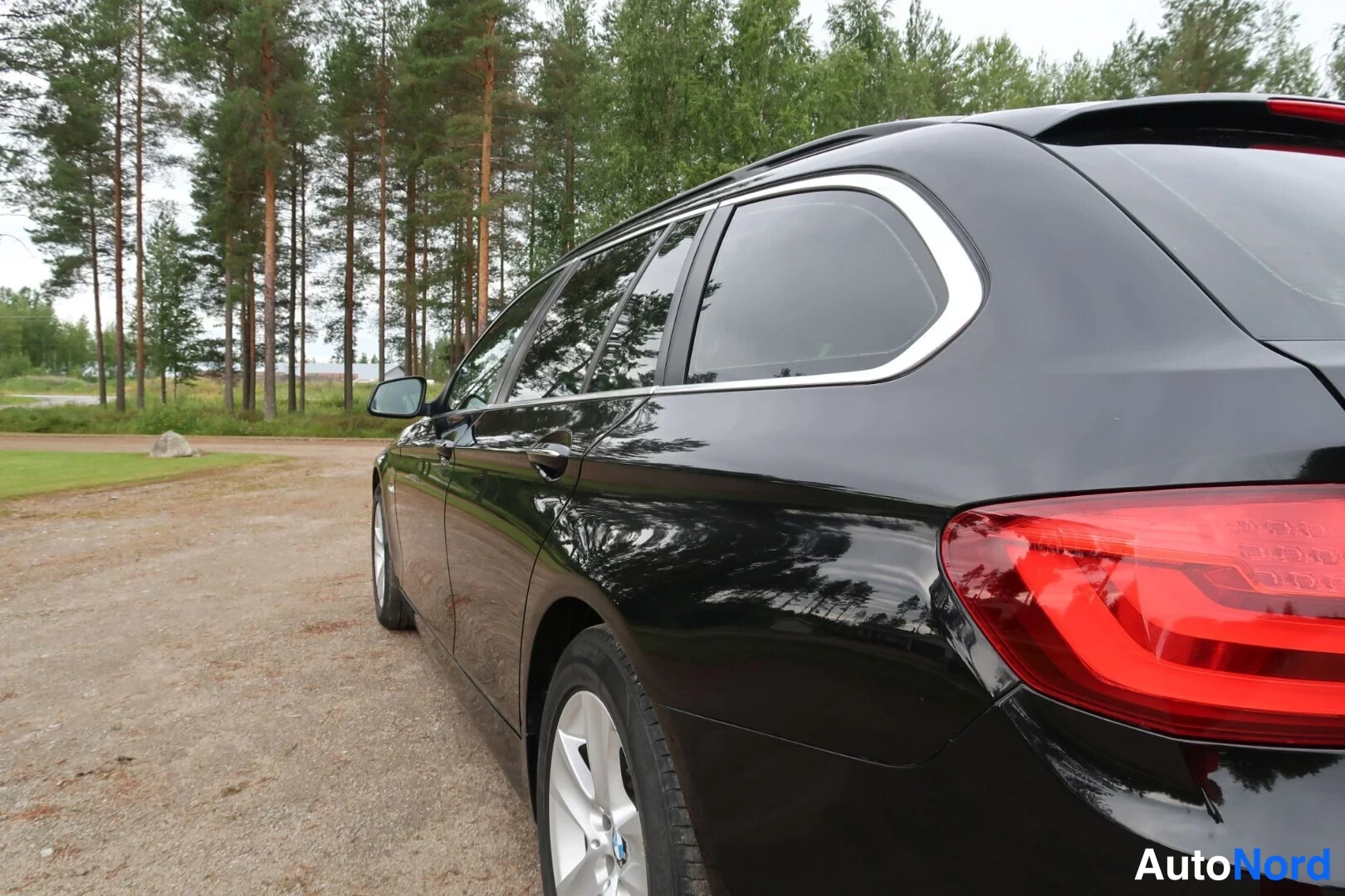 Musta BMW 520d 2012, takaviisto, kuva 15