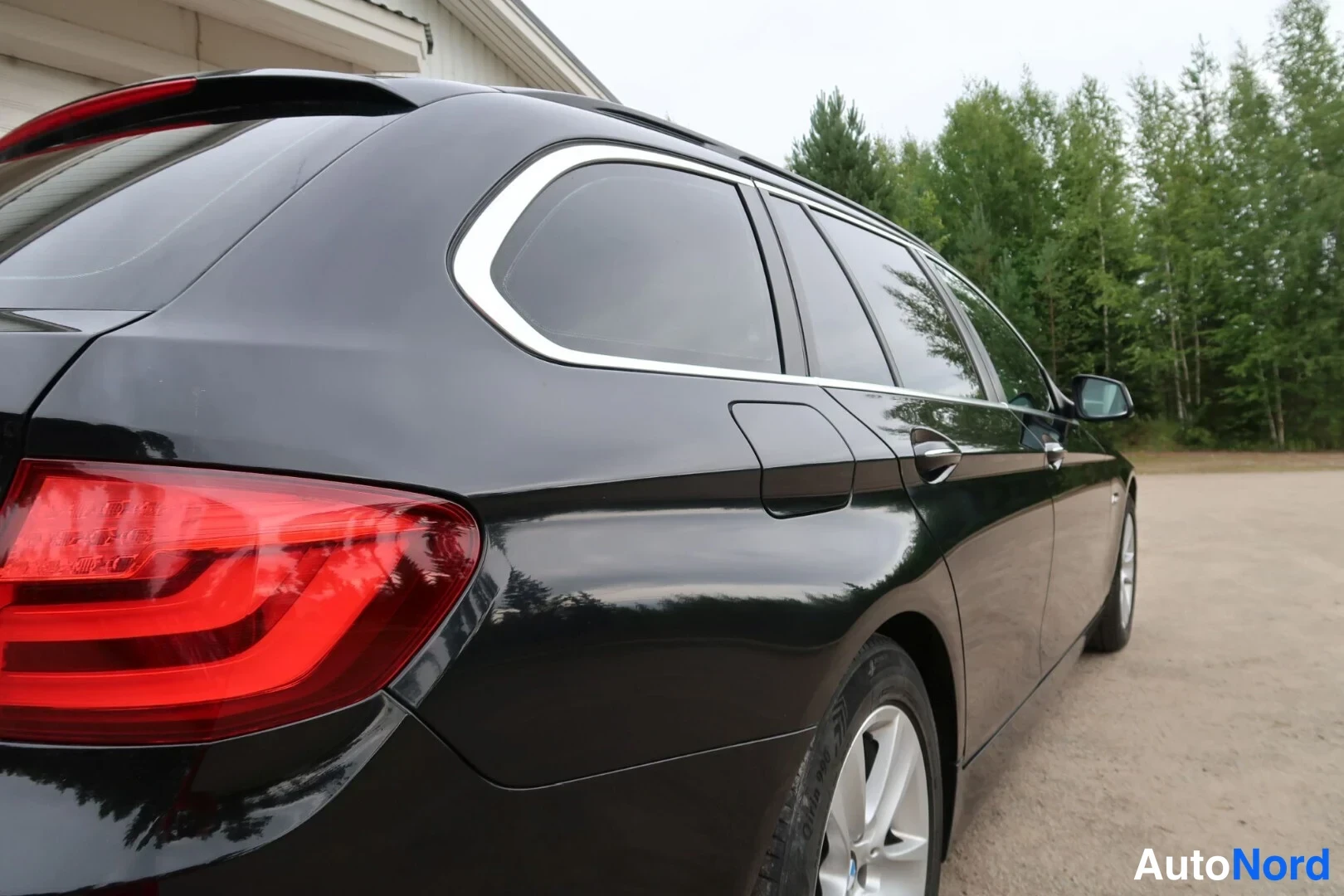 Musta BMW 520d 2012, takaviisto, kuva 16
