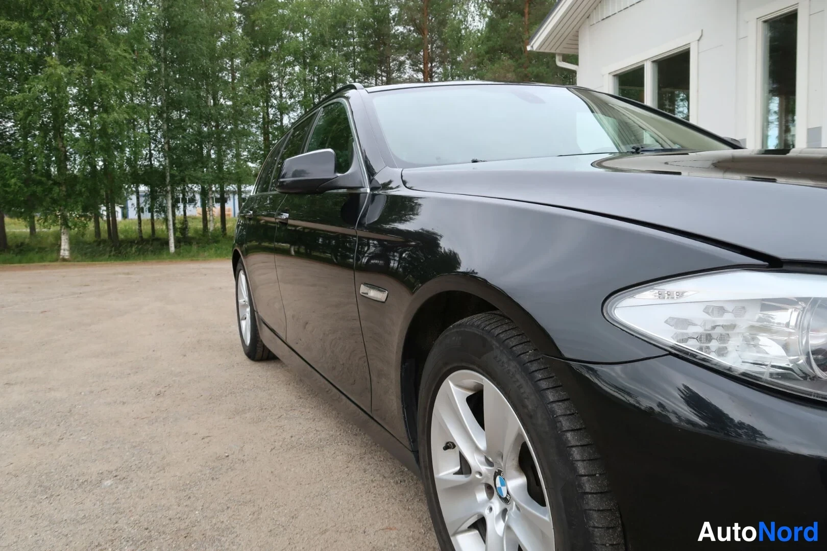 Musta BMW 520d 2012, etuviisto, keula oikealle, kuva 7
