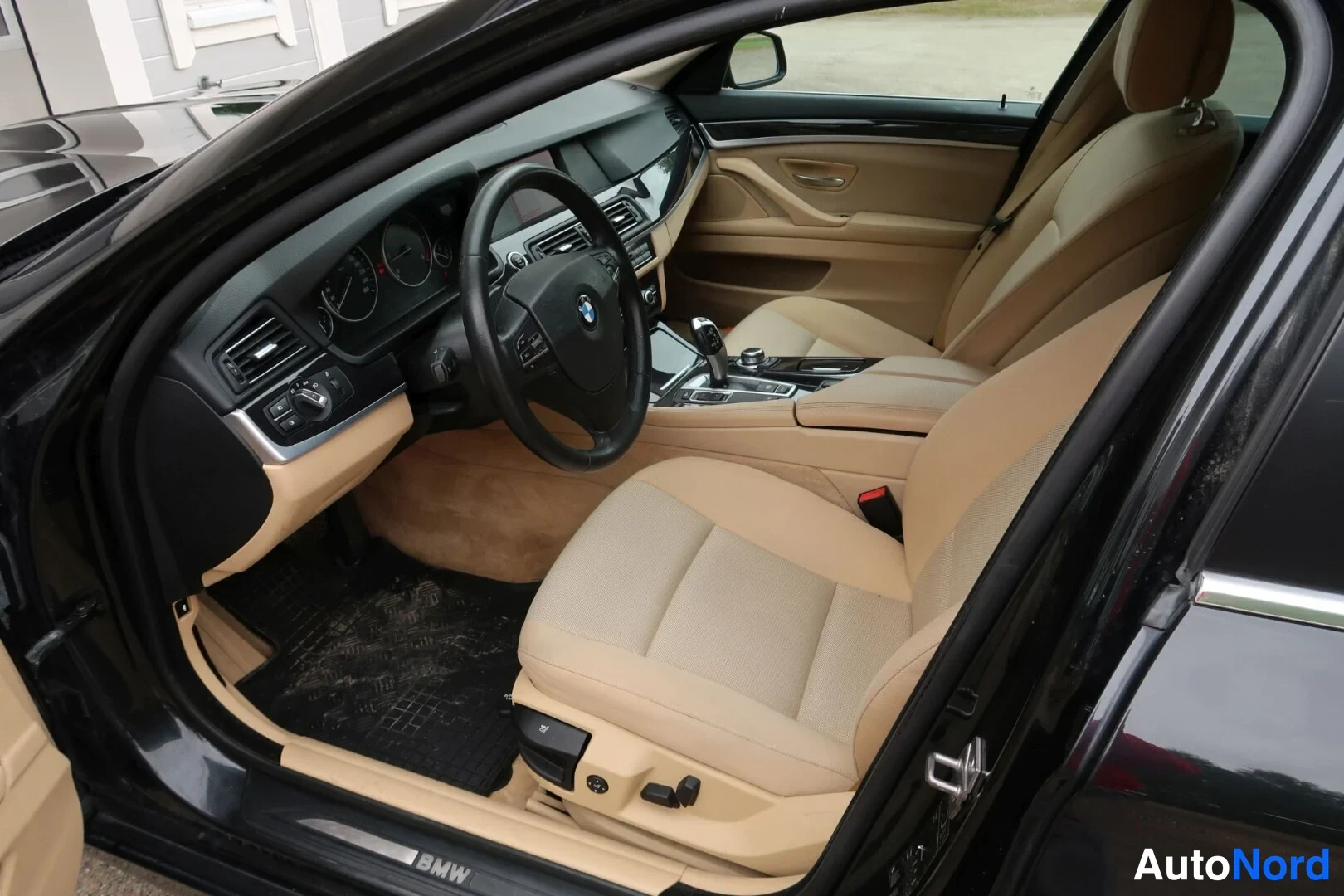 Musta BMW 520d 2012, ohjaamo, kuva 18