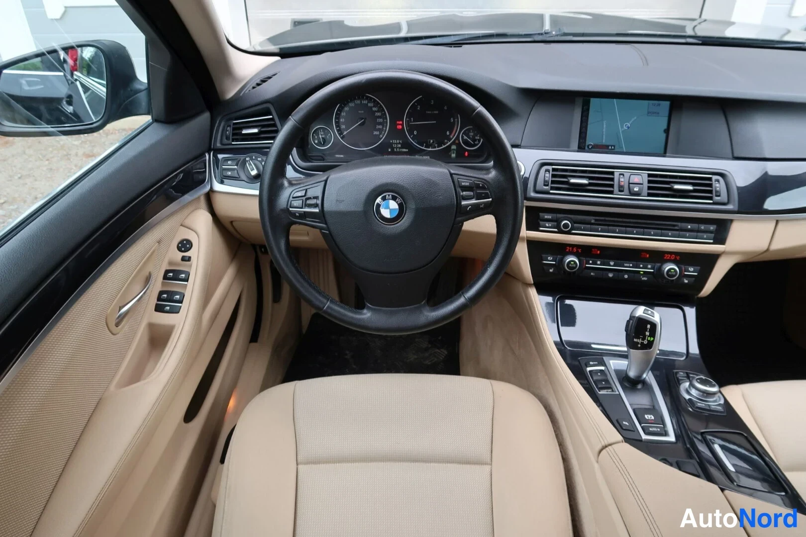 Musta BMW 520d 2012, ohjaamo, kuva 19