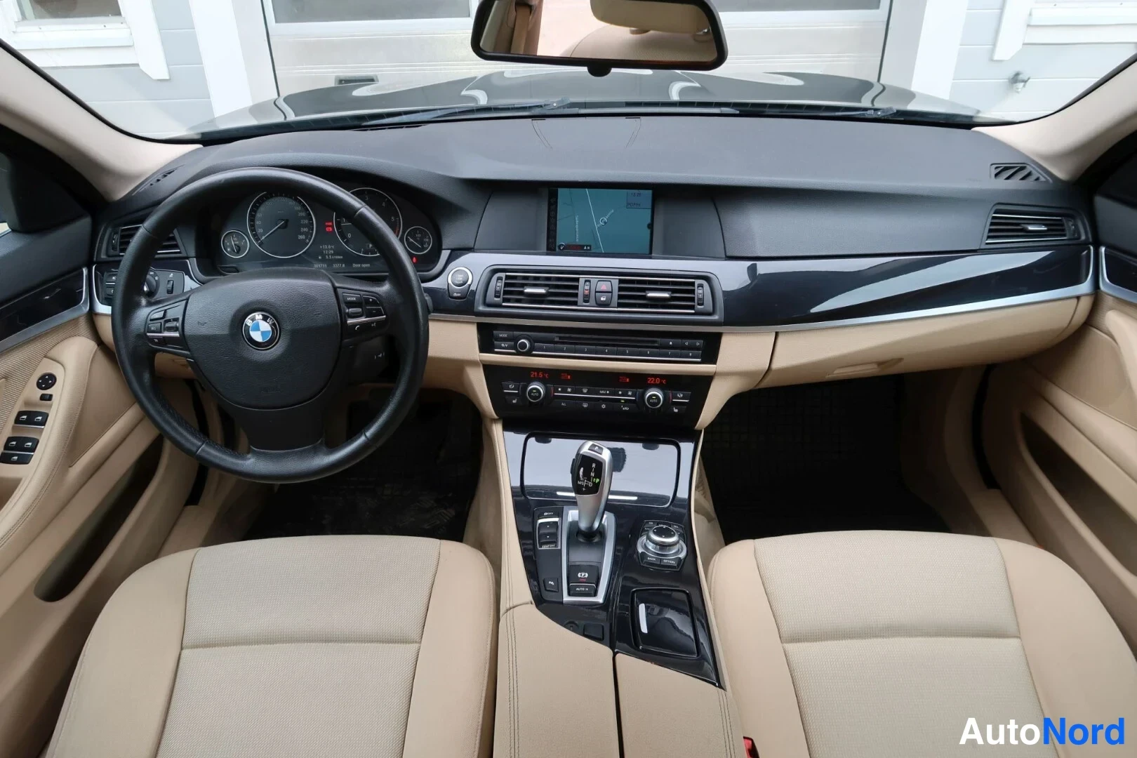 Musta BMW 520d 2012, ohjaamo, kuva 20