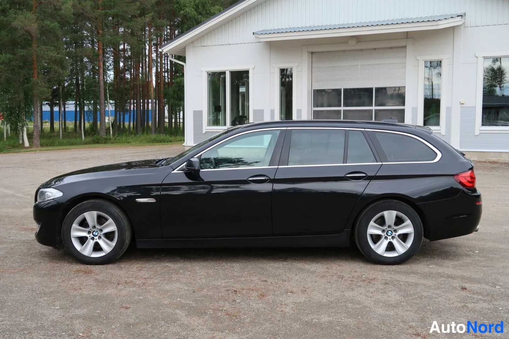 Musta BMW 520d 2012, etuviisto, keula vasemmalle, kuva 3