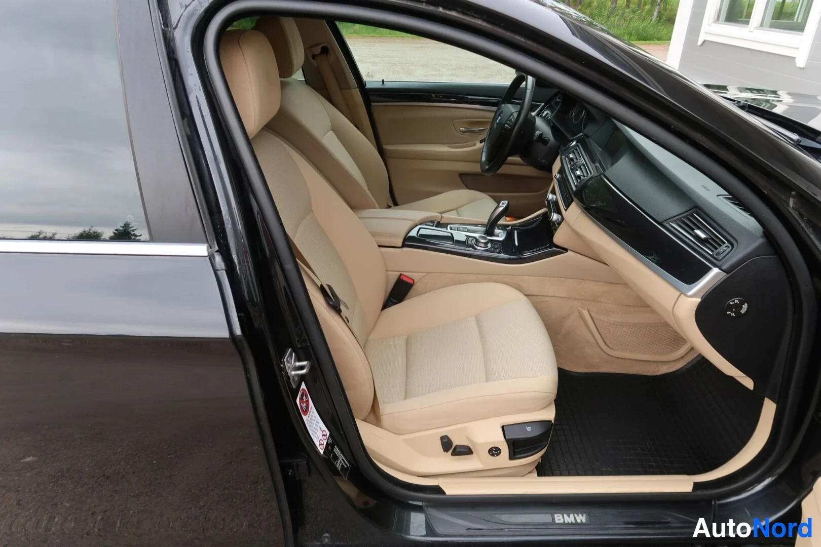 Musta BMW 520d 2012, etuistuimet, kuva 21