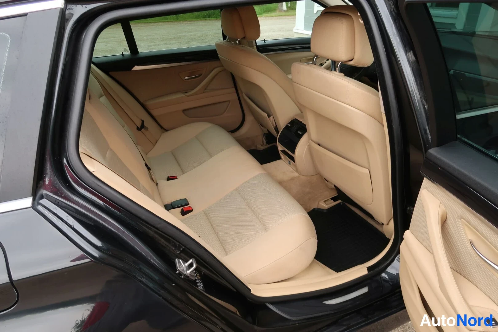 Musta BMW 520d 2012, takaistuimet, kuva 22