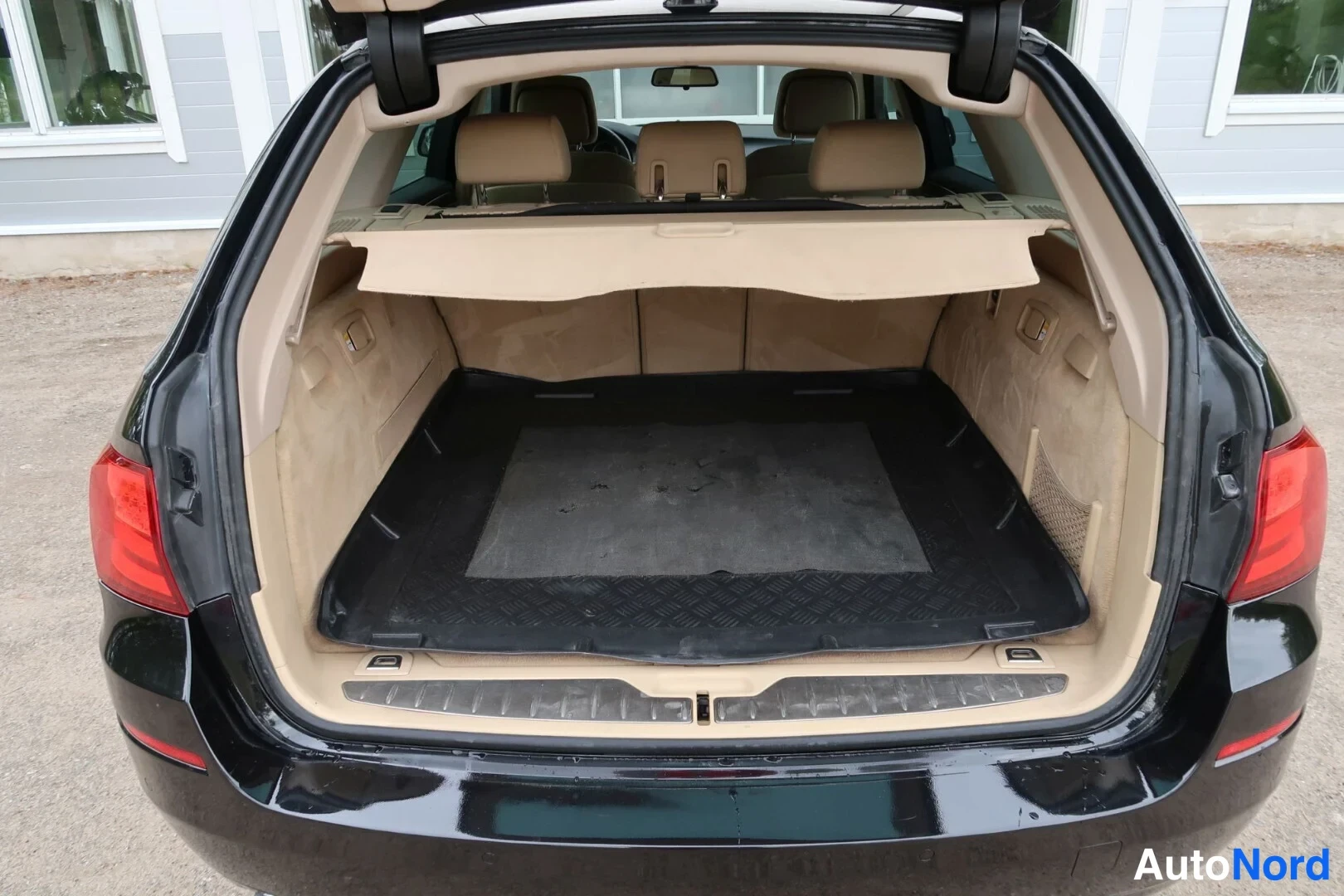 Musta BMW 520d 2012, tavaratila, kuva 23