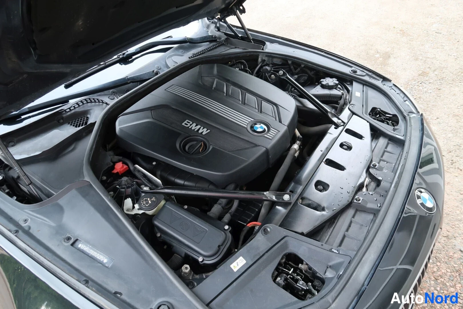 Musta BMW 520d 2012, moottoritila, kuva 24