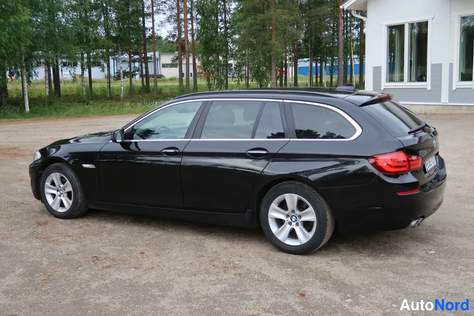 Musta BMW 520d 2012, takaviisto, kuva 9