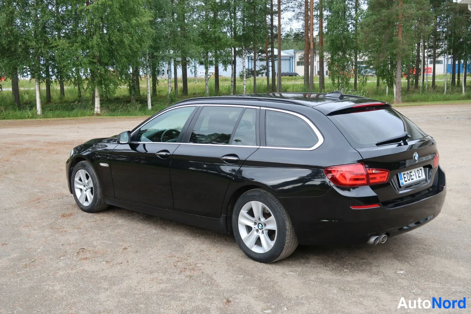 Musta BMW 520d 2012, takaviisto, kuva 10