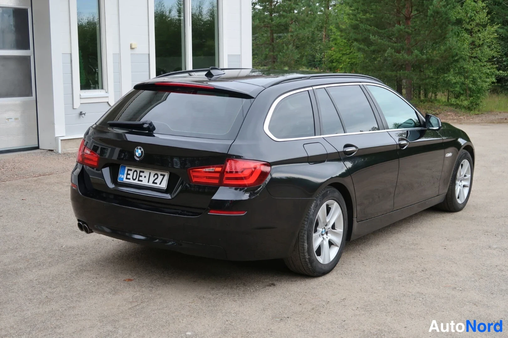 Musta BMW 520d 2012, takaviisto, kuva 12