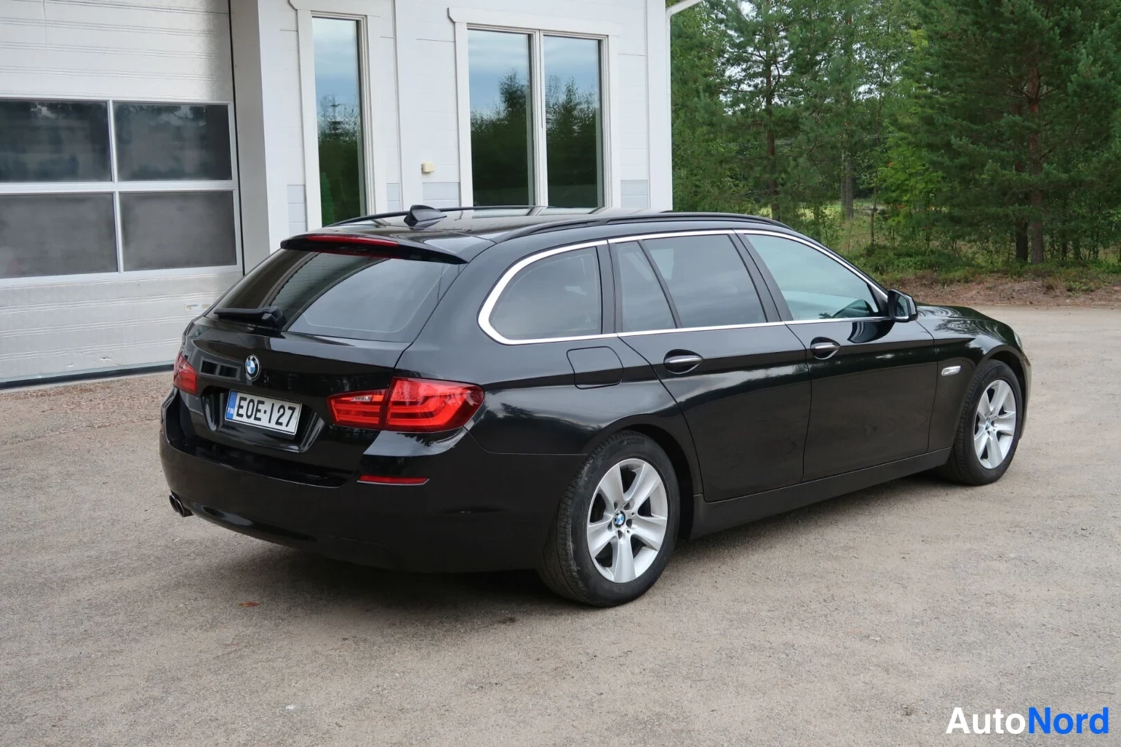 Musta BMW 520d 2012, takaviisto, kuva 13