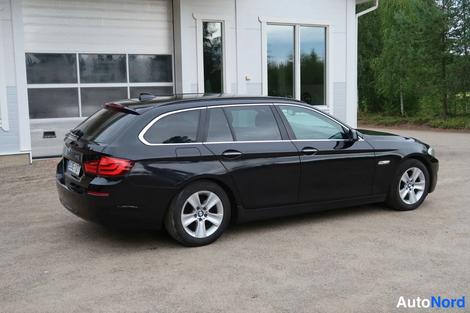 Musta BMW 520d 2012, takaviisto, kuva 14