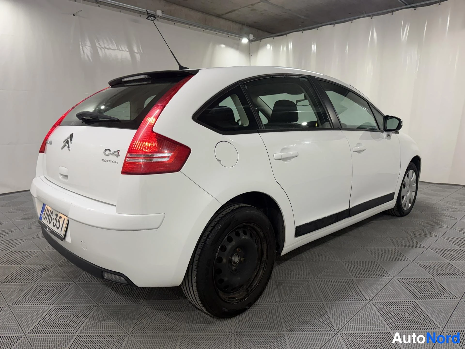 Valkoinen Citroen C4 2010, takaviisto, kuva 4