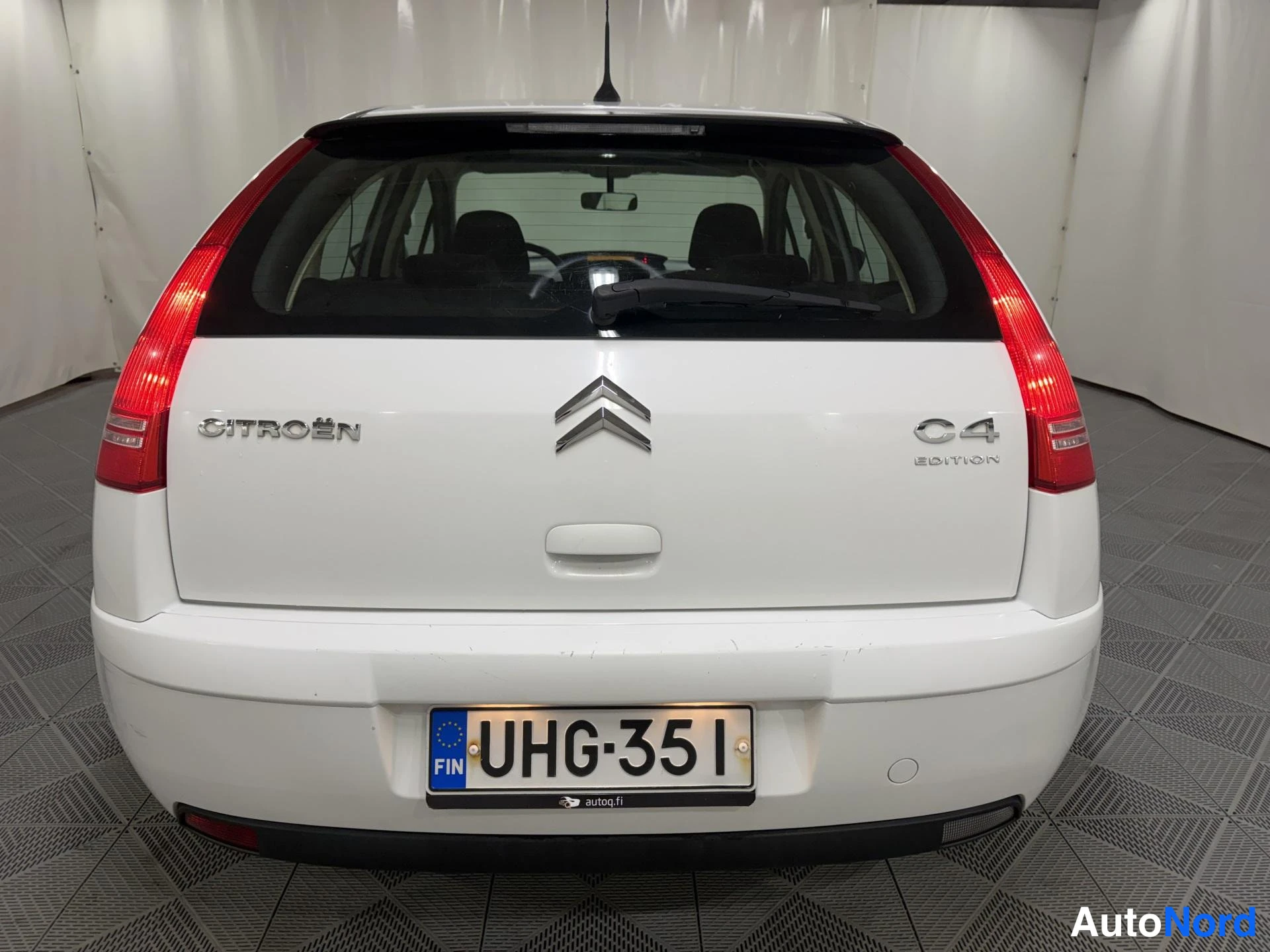 Valkoinen Citroen C4 2010, takaa, kuva 6