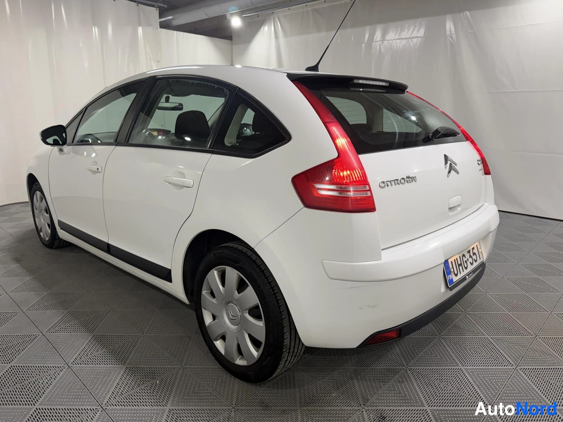 Valkoinen Citroen C4 2010, takaviisto, kuva 5