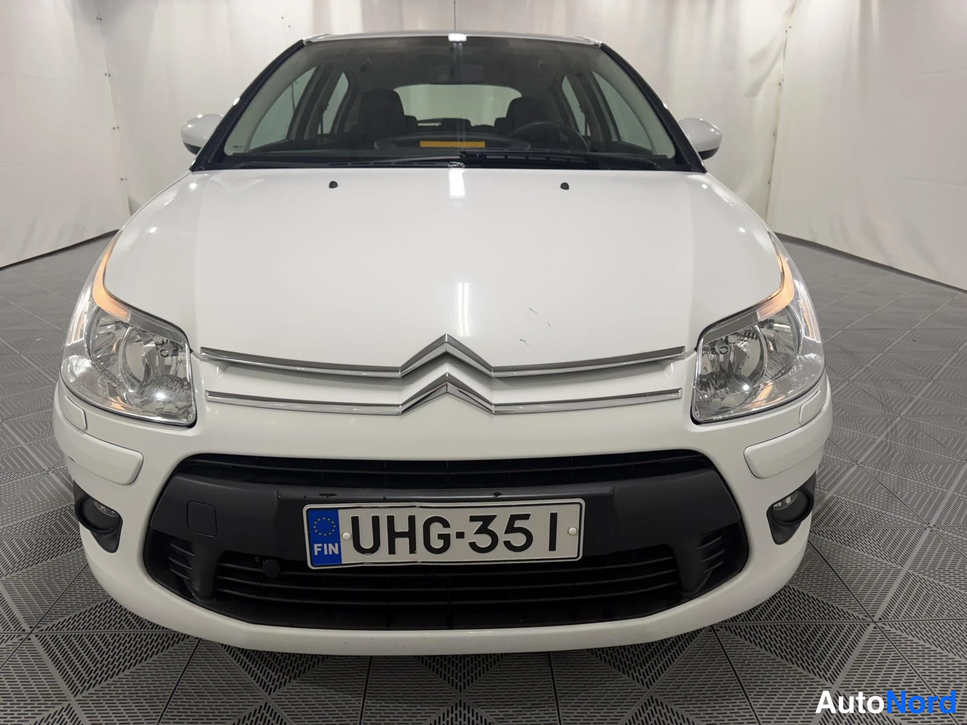 Valkoinen Citroen C4 2010, edestä, kuva 3