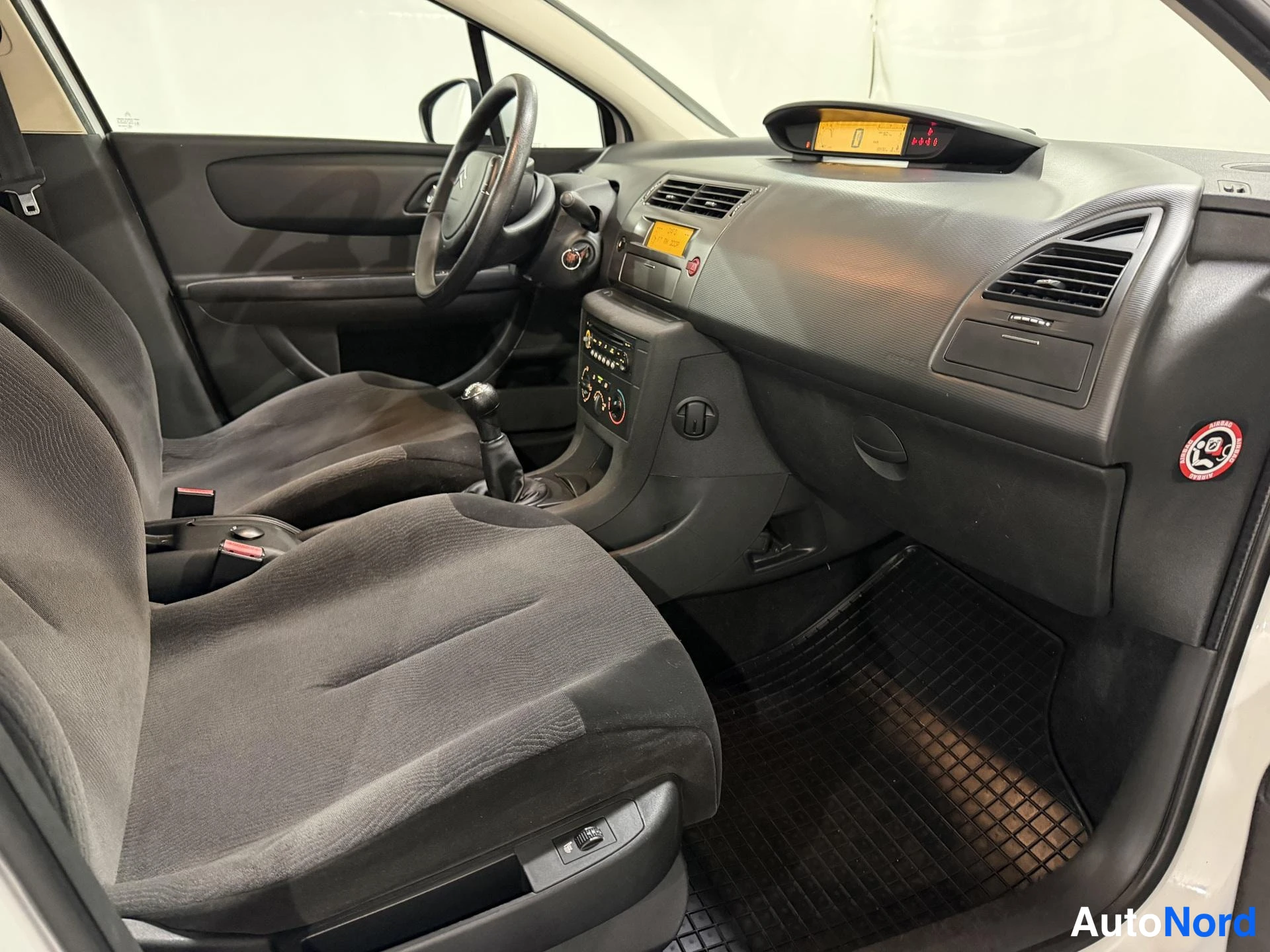 Valkoinen Citroen C4 2010, ohjaamo, kuva 8