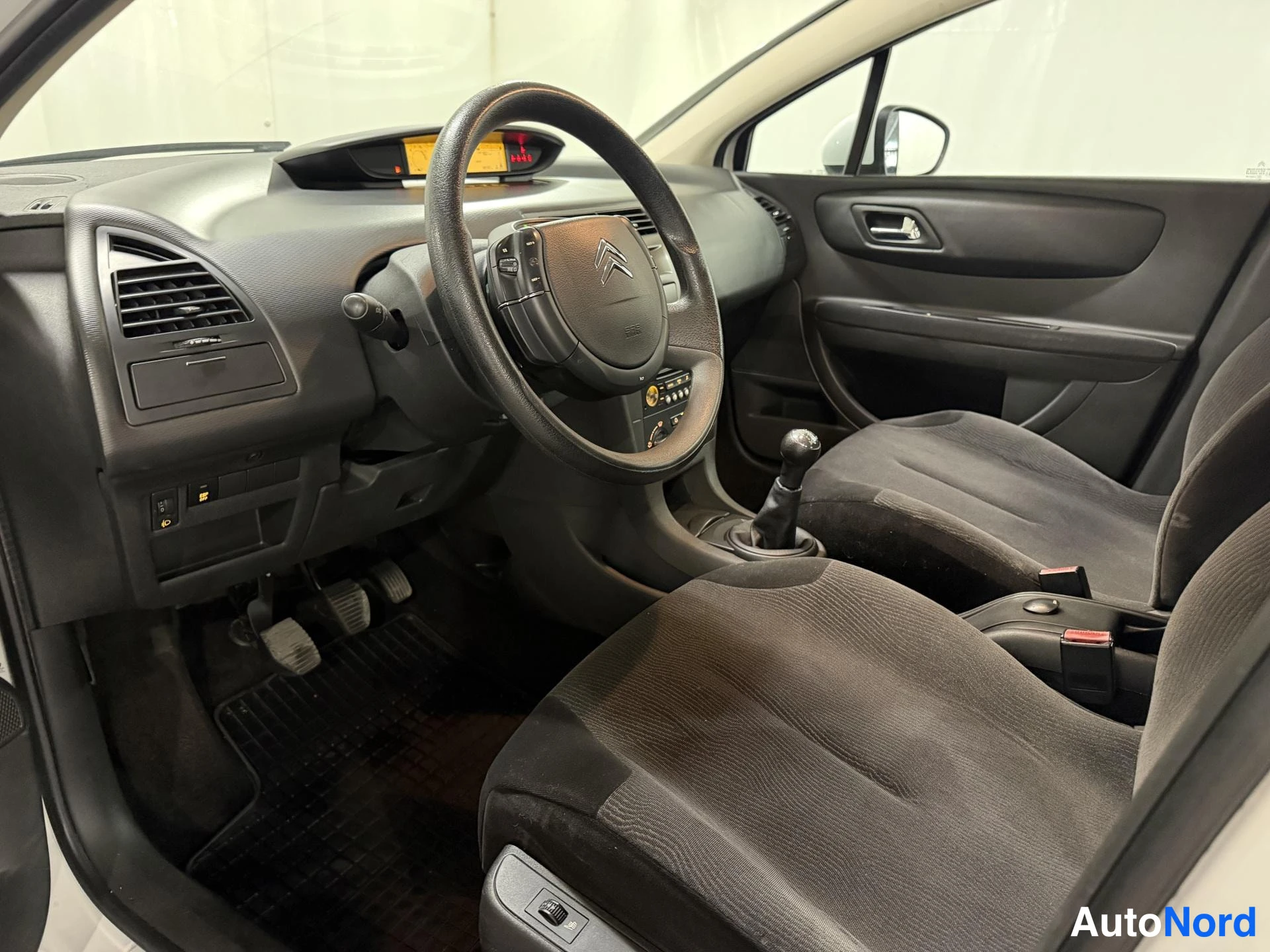 Valkoinen Citroen C4 2010, ohjaamo, kuva 9