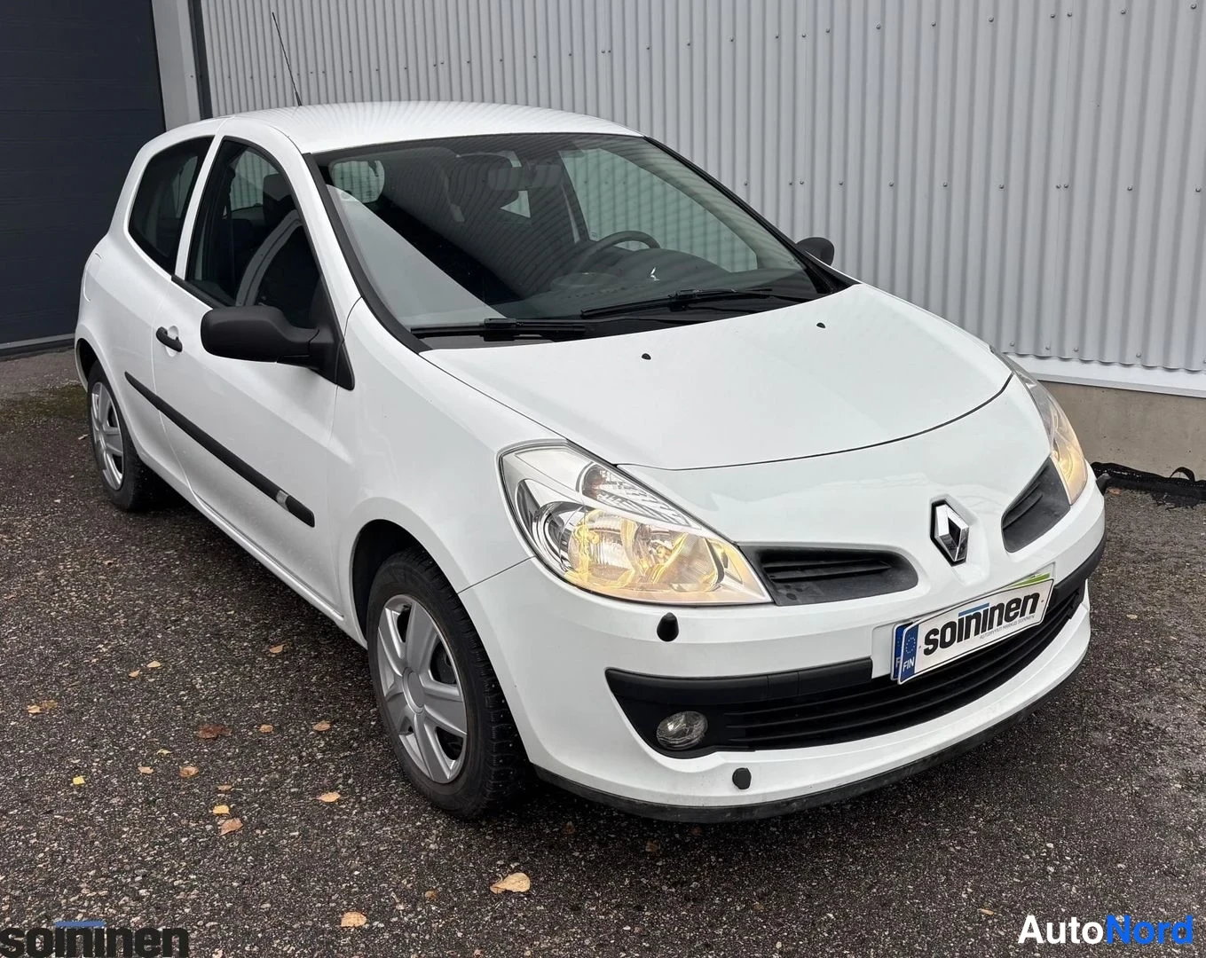 Valkoinen Renault Clio 2006, etuviisto, keula oikealle, kuva 2