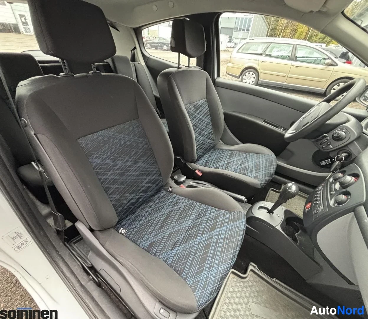 Valkoinen Renault Clio 2006, etuistuimet, kuva 9