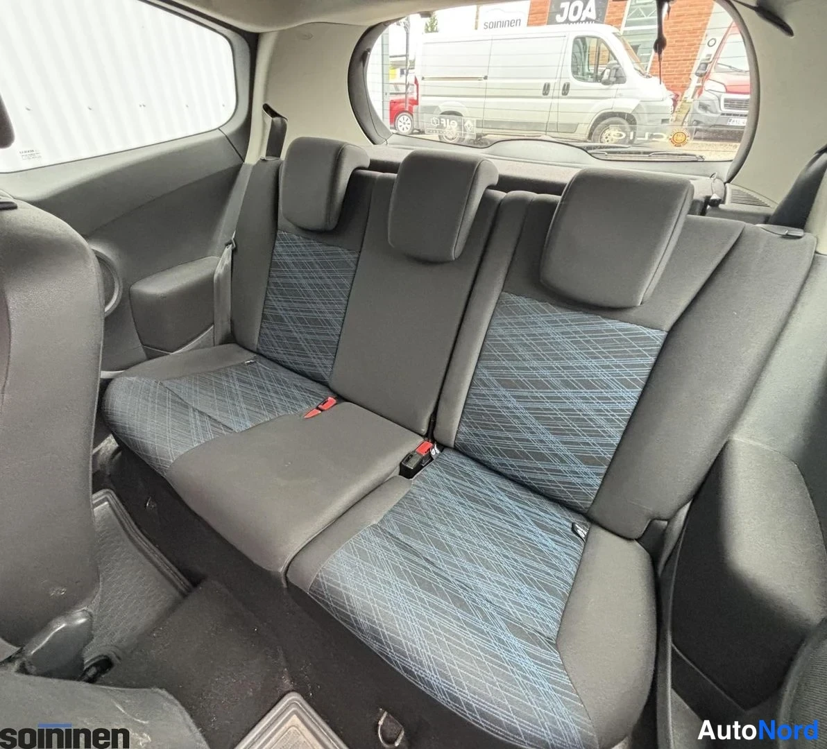 Valkoinen Renault Clio 2006, takaistuimet, kuva 10