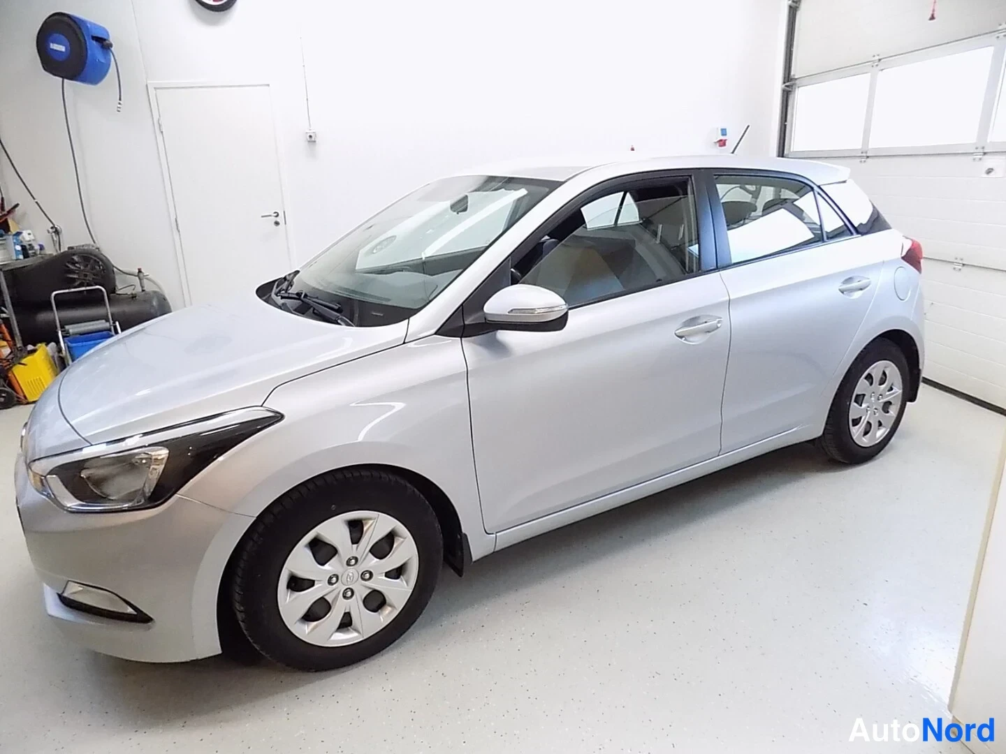 Hopea Hyundai i20 2016, etuviisto, keula vasemmalle, kuva 2