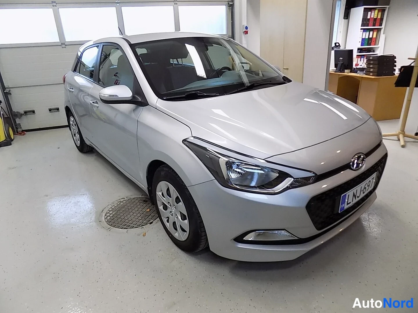 Hopea Hyundai i20 2016, etuviisto, keula oikealle, kuva 4