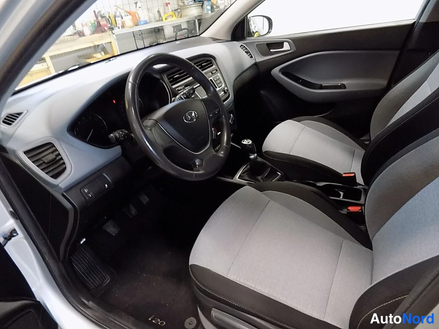 Hopea Hyundai i20 2016, ohjaamo, kuva 8