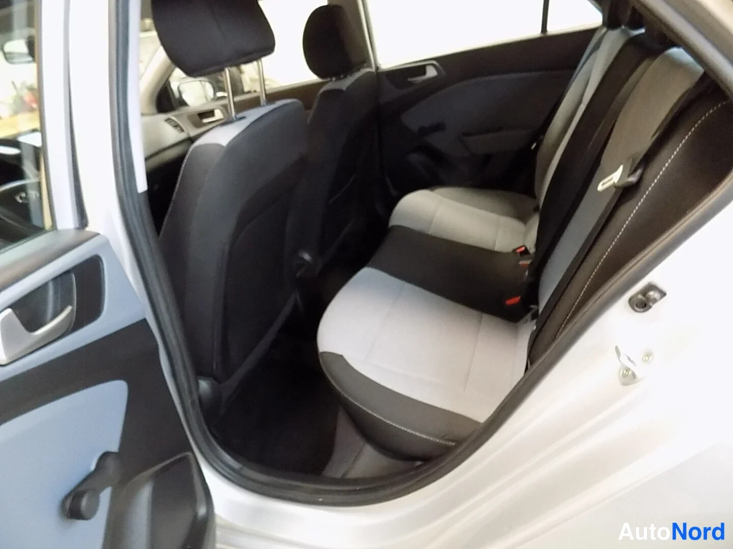 Hopea Hyundai i20 2016, takaistuimet, kuva 10