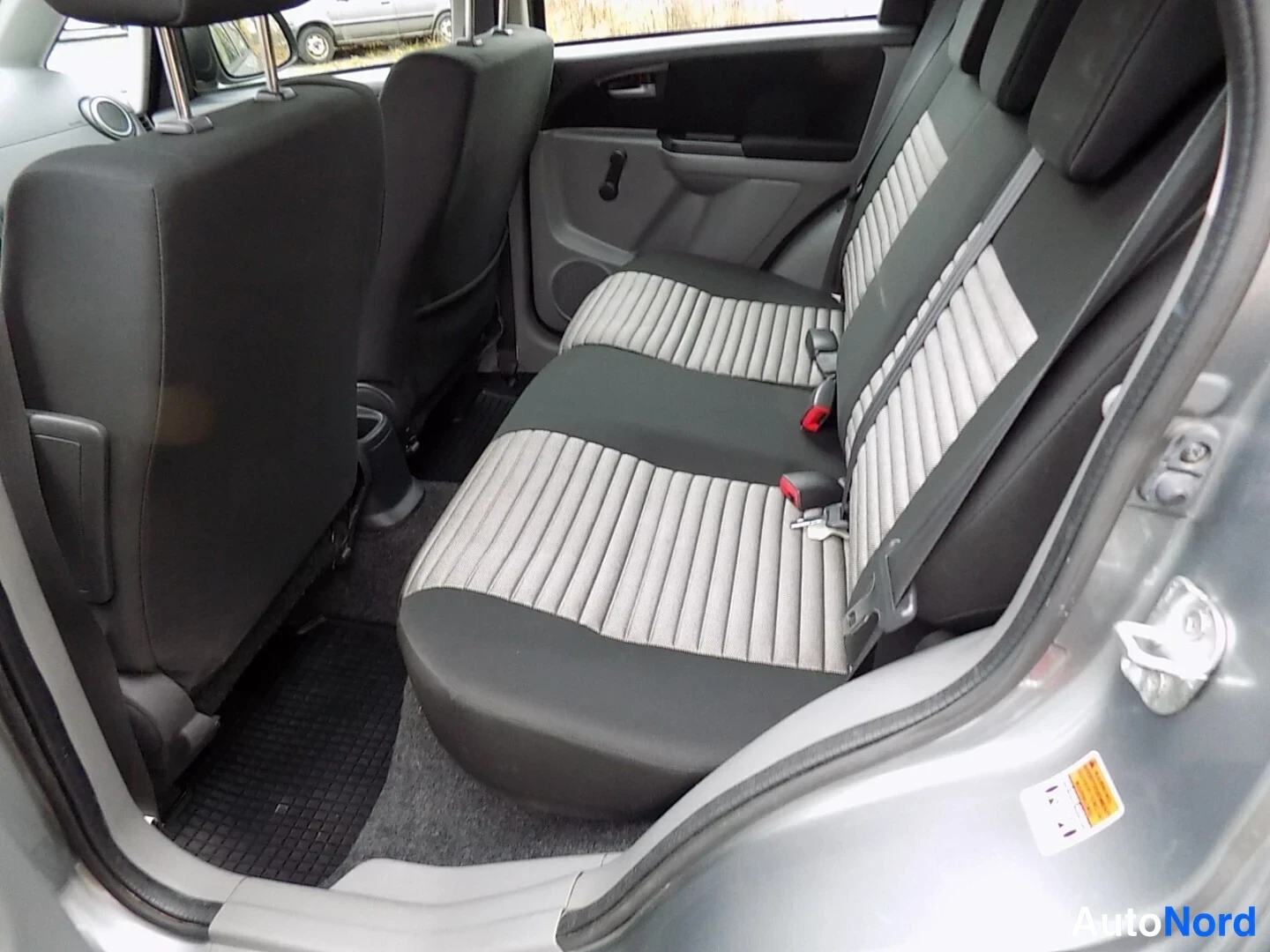 Harmaa Suzuki SX4 2010, takaistuimet, kuva 11