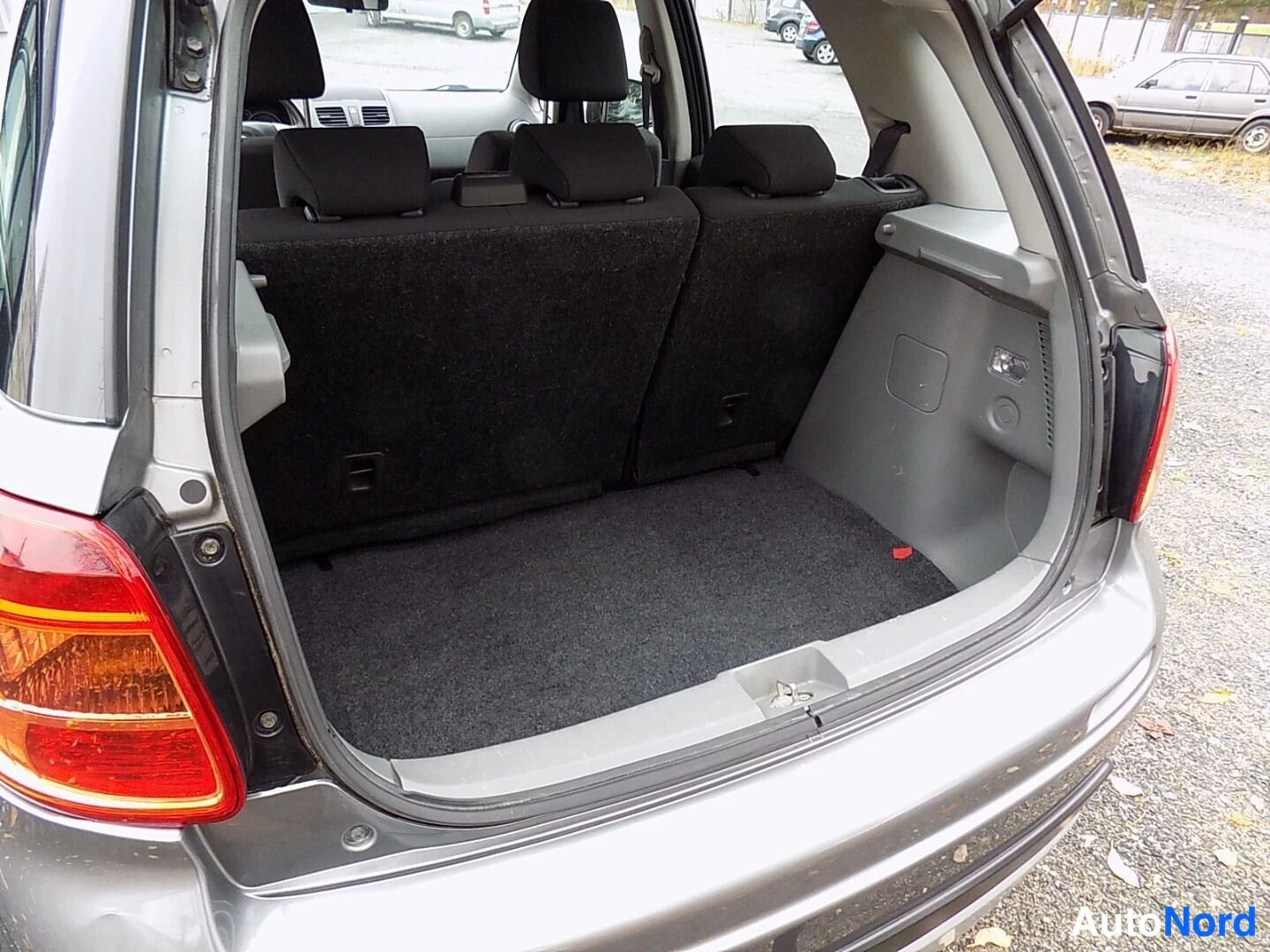Harmaa Suzuki SX4 2010, tavaratila, kuva 12