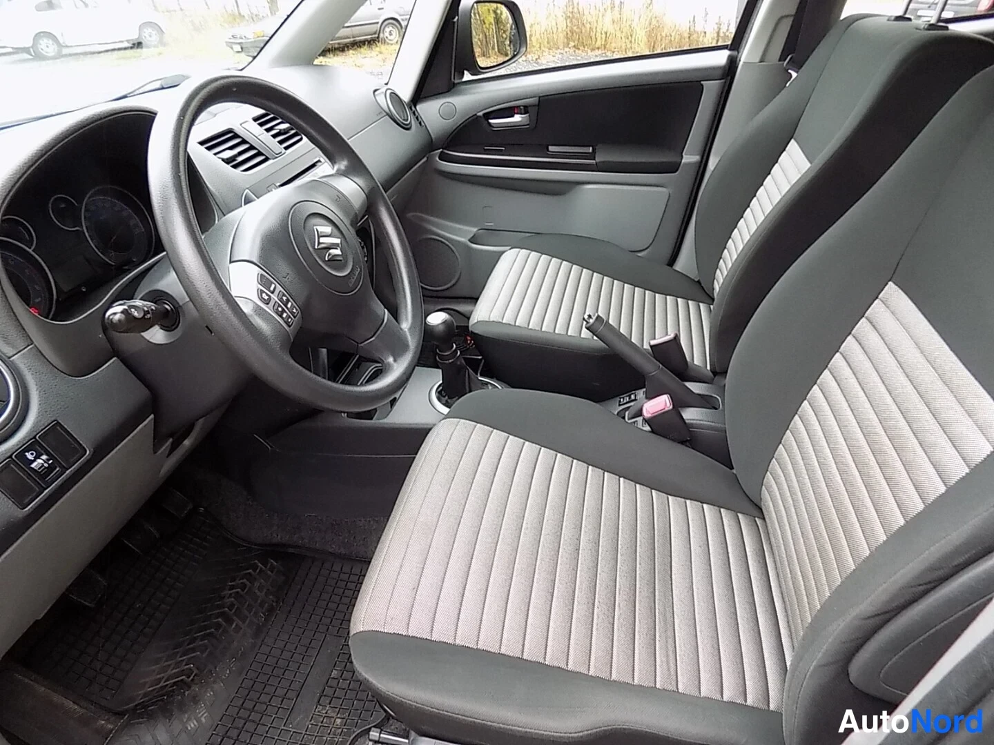 Harmaa Suzuki SX4 2010, ohjaamo, kuva 10